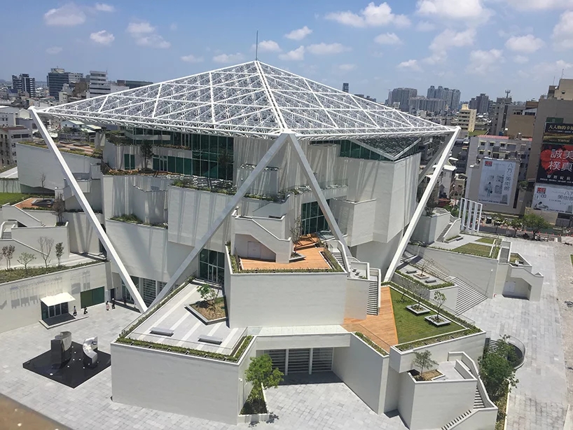 台南艺术博物馆，五边形屋顶天篷下的堆叠体块